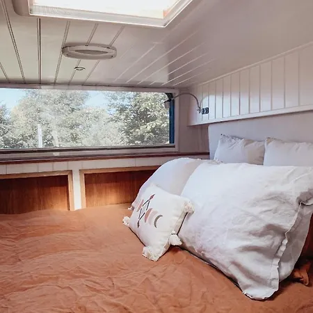 Relaxing Retreat For 2 On Beautiful Converted Bus Levaré