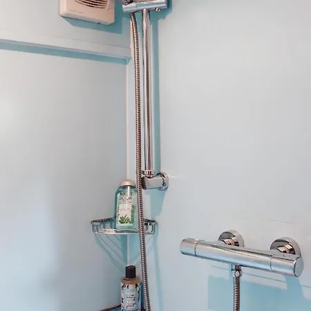 Relaxing Retreat For 2 On Beautiful Converted Bus * Levaré