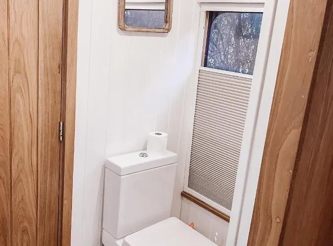 Relaxing Retreat For 2 On Beautiful Converted Bus *