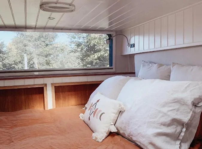 Relaxing Retreat For 2 On Beautiful Converted Bus Levaré