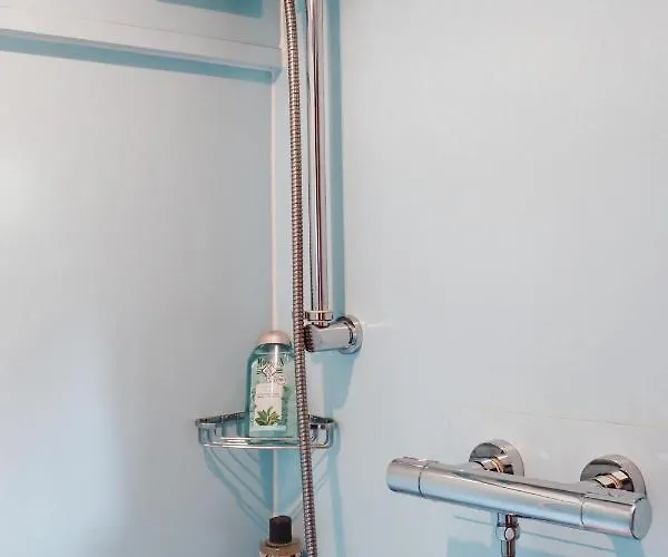 Relaxing Retreat For 2 On Beautiful Converted Bus * Levaré