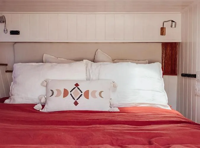 Relaxing Retreat For 2 On Beautiful Converted Bus *